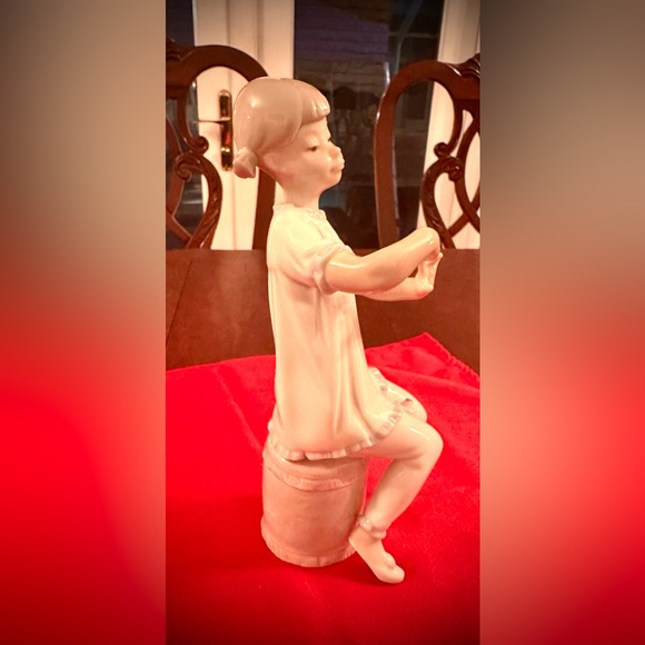 Girl Manicuring-LLADRO Porcelain Figurine-No. 1082 7.5”, Excellent Preowned Cond - Picture 3 of 10